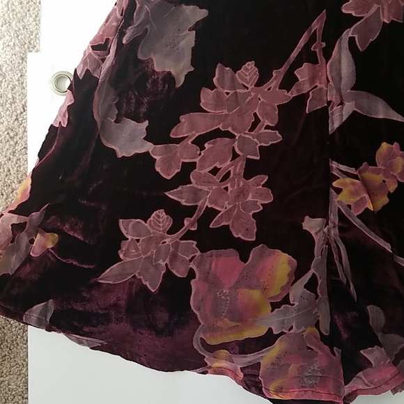 BNWT Velvet cutout romper - Picture 7 of 8